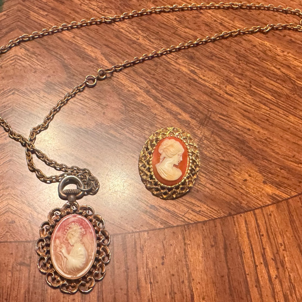Vintage Cameo Pendant Necklace - Gold Tone with Cream and Coral Cameo